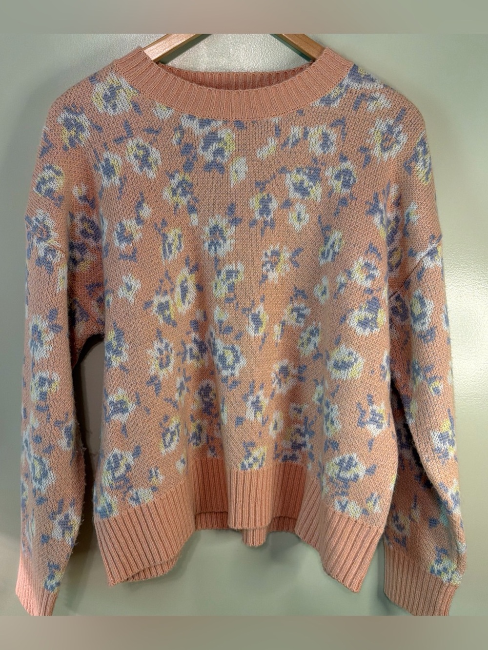Pink Floral Sweater Women’s medium 100% Acrylic Feminine Workshop Republic